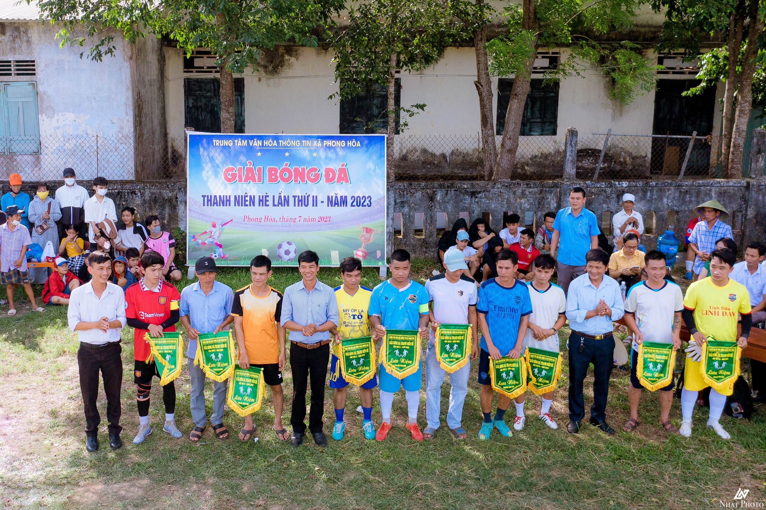 Lãnh đạo xã trao cờ lưu niệm cho các đơn vị tham gia giải